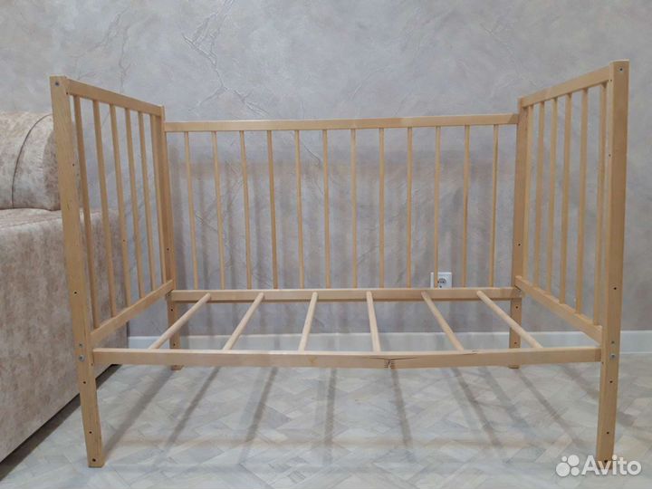 Детская кроватка с маятником