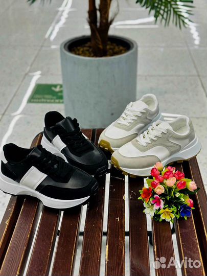 Кроссовки женские