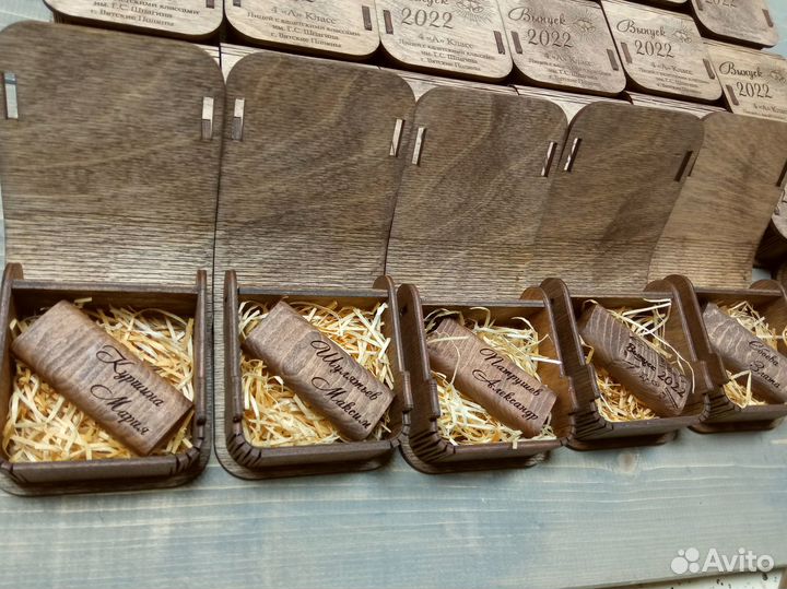 Именные флешки с гравировкой на выпускной