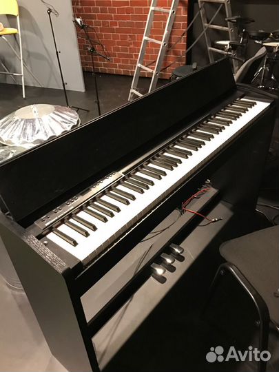 Пианино цифровое Roland F - 140 R, черное