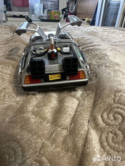 DeLorean левитирующий