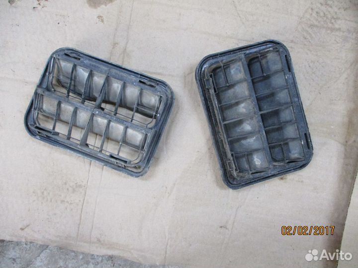 Решетка багажника вентиляционная Рено Логан 1