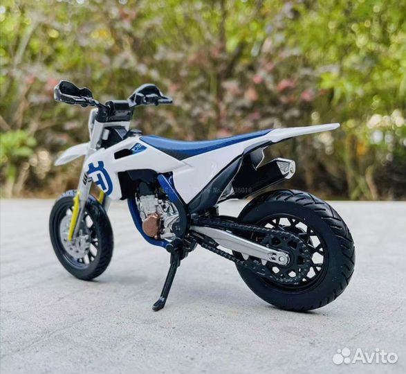 Модель мотоцикла Husqvarna FS 450Bburago. Новая