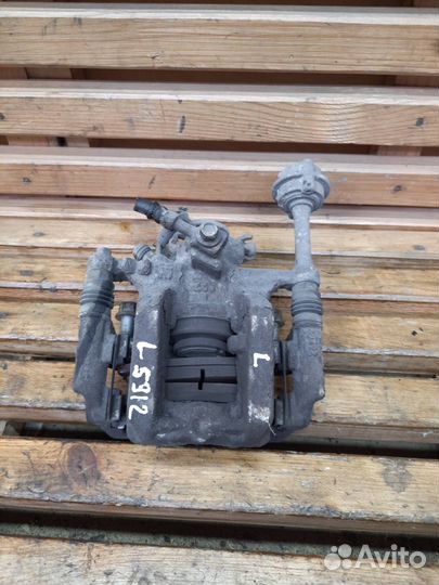 Суппорт тормозной задний левый Opel Astra J GTC