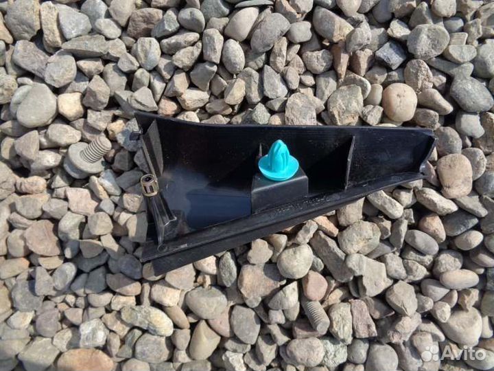 Уголок двери правый Toyota Corolla Spacio ZZE122