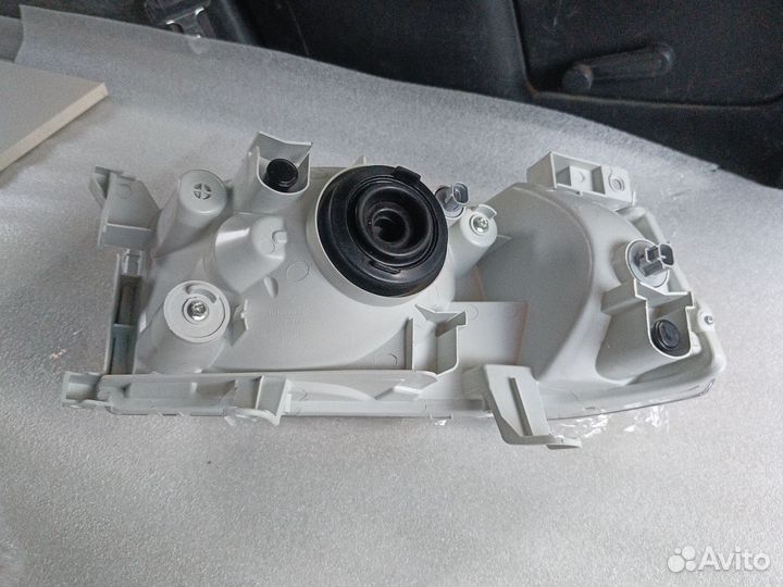 Фара левая Тойота Саксид новая