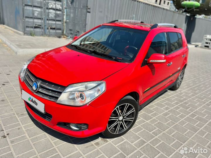 Девушка и Geely MK Cross