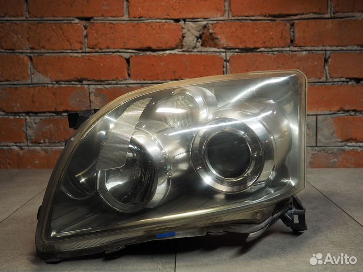 Фара левая Тоyota Avensis 2