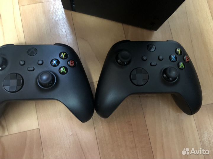 Xbox series x с 2 геймпадами