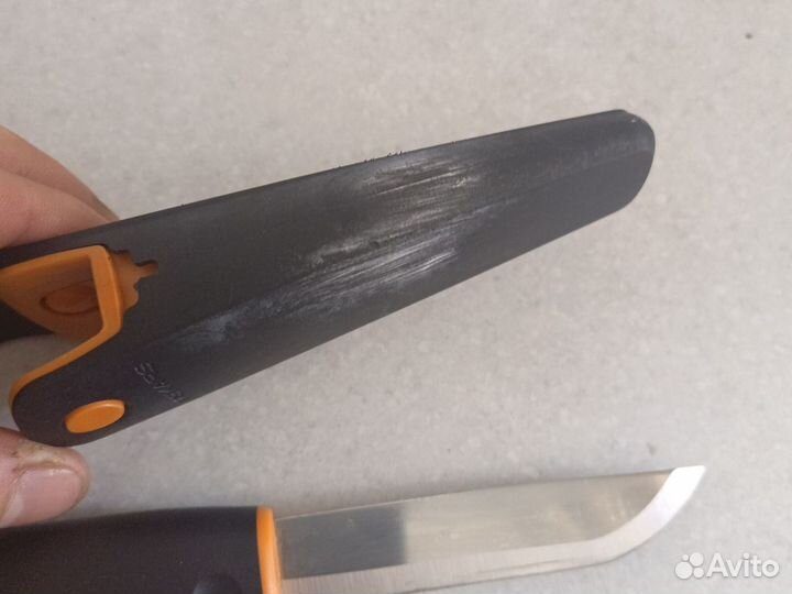 Универсальный нож с точилкой fiskars