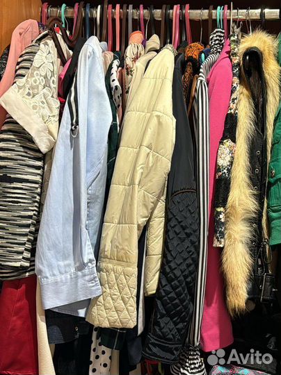 Женские вещи много