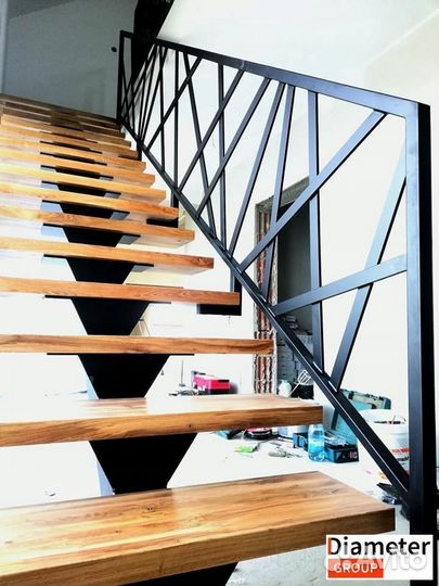 Привлекательная лестница на 2 этаж с поворотом