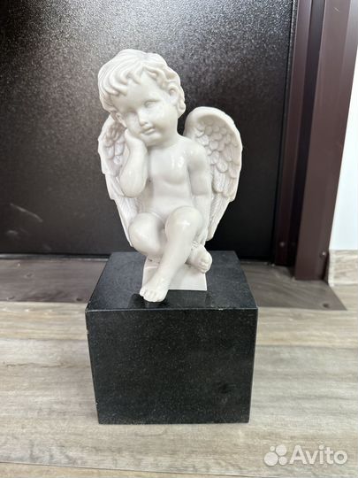 Мраморные фигурки ангелки, плачущих дев, голубей