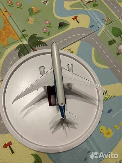 Модель самолета boeing 787 dreamliner