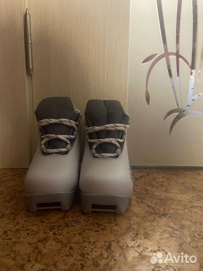 Лыжные ботинки, лыжи и палки