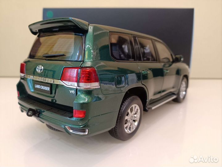 Toyota Land Cruiser 200 II(2015-2021) 1:18 Зеленый
