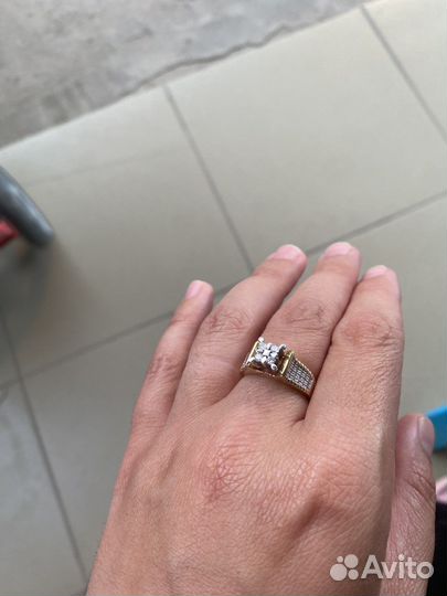 Кольцо с бриллиантом