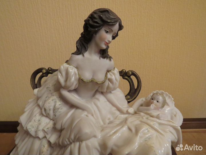 Статуэтка фарфор Capodimonte- мать и дитя
