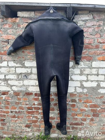 Сухой гидрокостюм для дайвинга