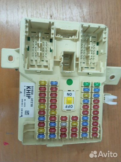 Блок предохранителей салонный Kia Quoris 1