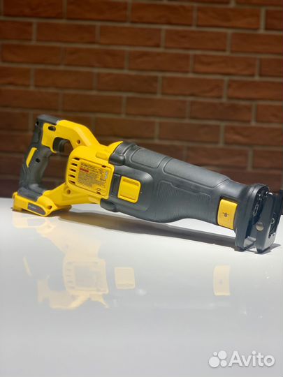 Аккумуляторная сабельная пила DeWalt DCS389