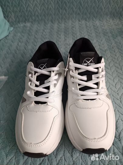 Кроссовки женские