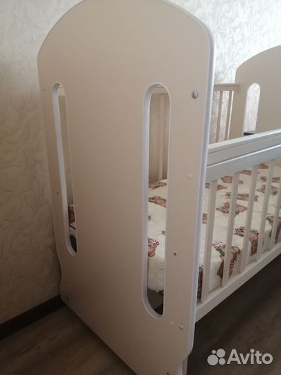 Детская кровать с маятником