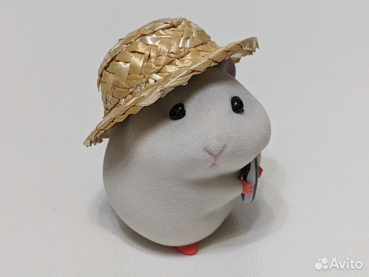 Милый и забавный хомяк в шляпе с семечкой