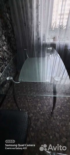 Стеклянный стол