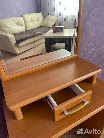 Трюмо с зеркалом