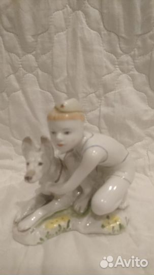 Фарфоровая статуэтка