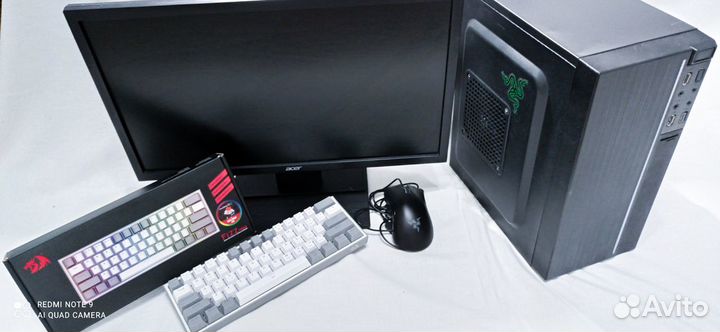 Игровой компьютер вместе с монитором и клавиатурой