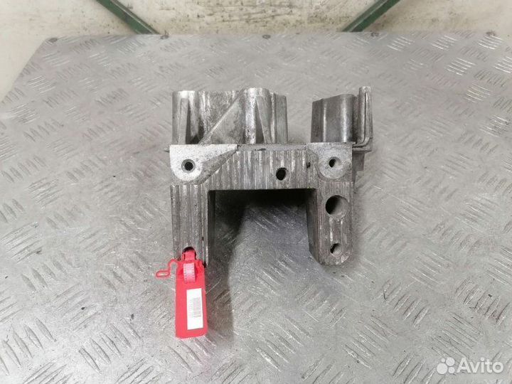 Кронштейн двс Renault Master