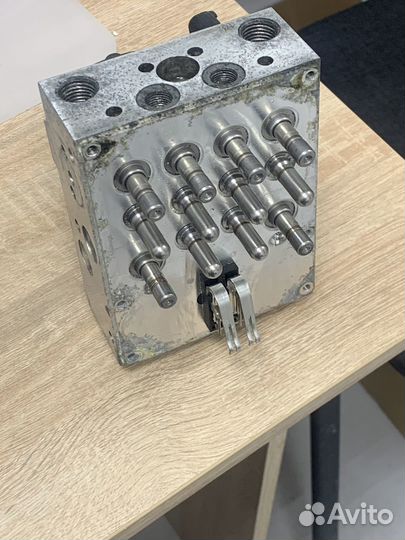 Блок abs toyota avensis