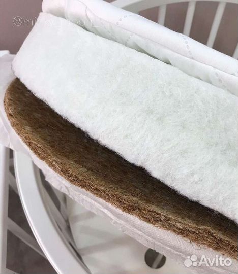 Детская кроватка с маятником