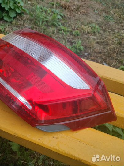 Задняя правая фара на весту
