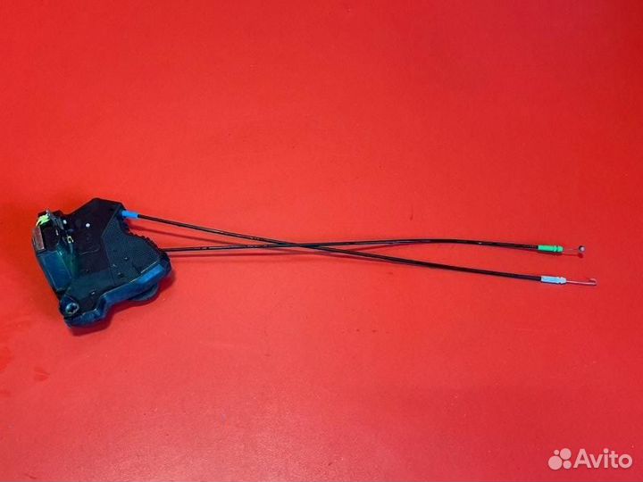 Замок двери передний левый Toyota Avensis ZZT251L