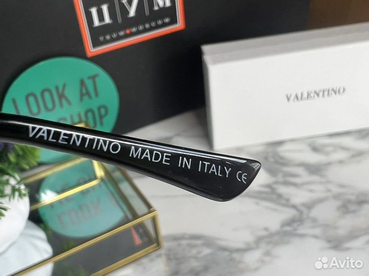 Солнечные очки Valentino с цепочкой женские