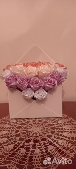 Букет из атласных роз в оригинальной упаковке
