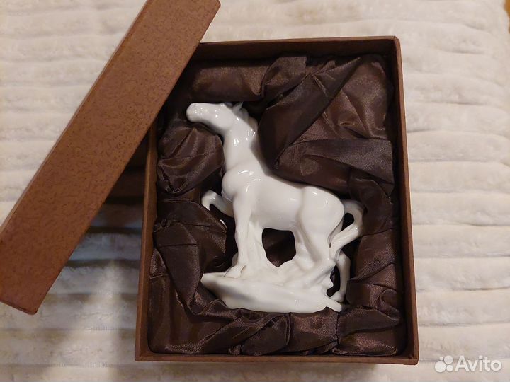 Статуэтка лошадка