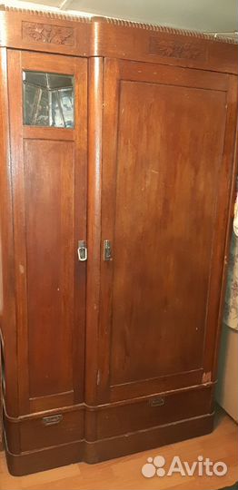 Старинный шкаф