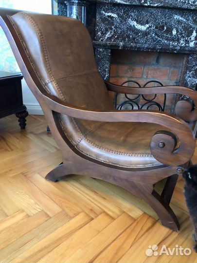 Старинное кресло для отдыха
