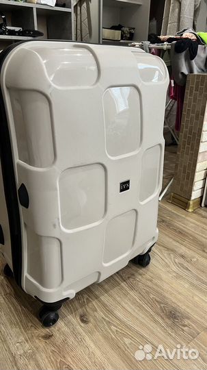 Чемодан на колесах с платьями отдам бесплатно