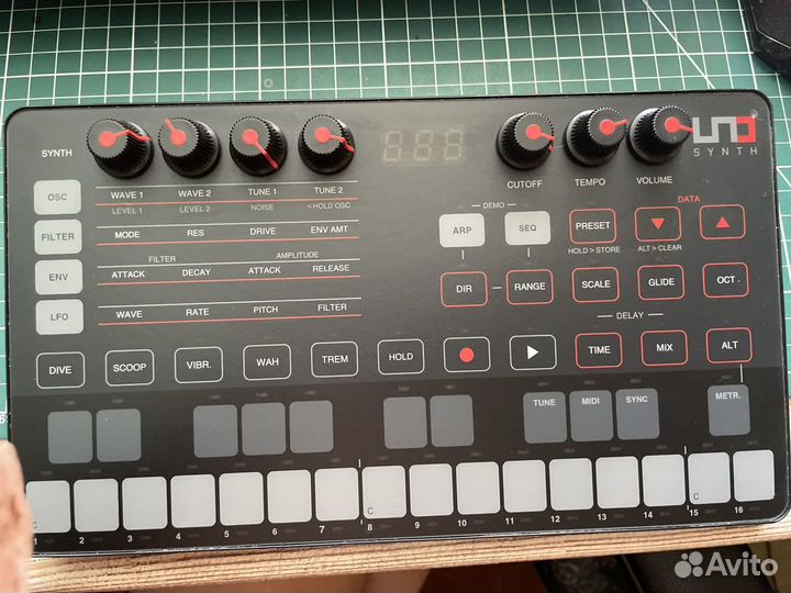 IK Multimedia UNO Synth Analog