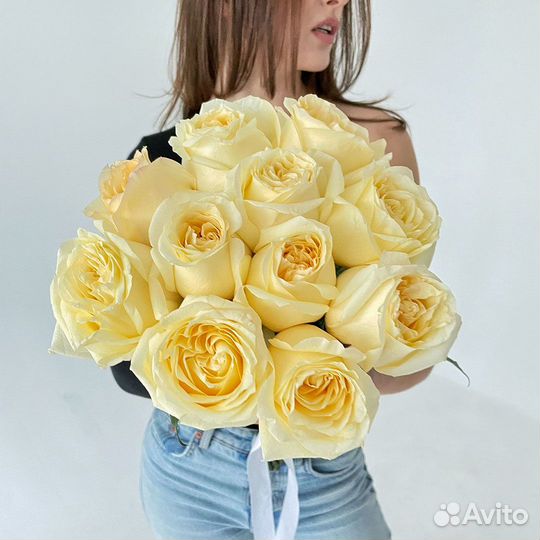 Букет из 11 пионовидных кремовых роз «Кэндллайт»