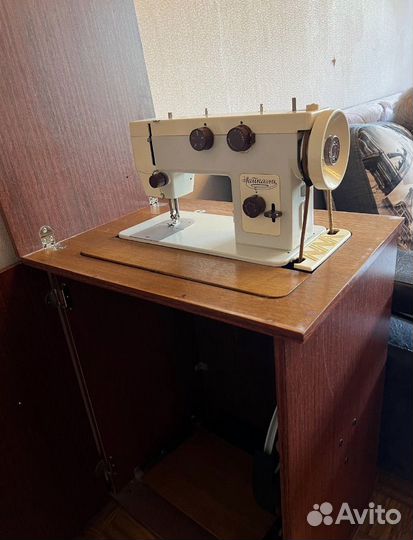 Швейная машинка Чайка 143
