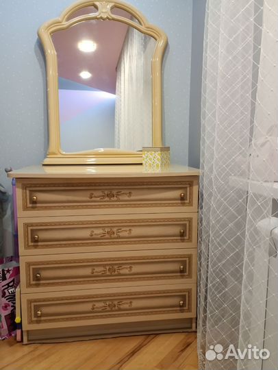 Комод с зеркалом.