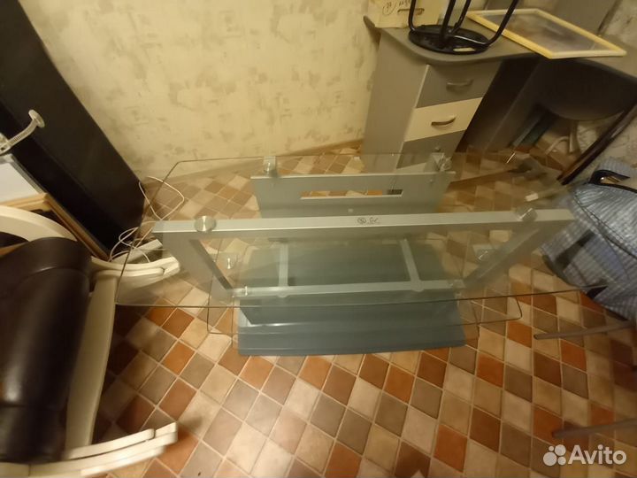 Стеклянный стол под тв