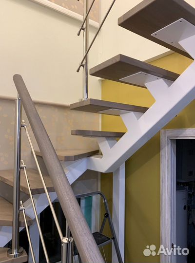 Лестница на металлокаркасе с поворотом