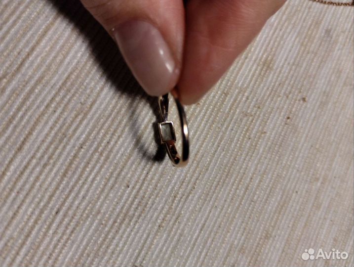 Золотое кольцо с топазом и фианитами 585